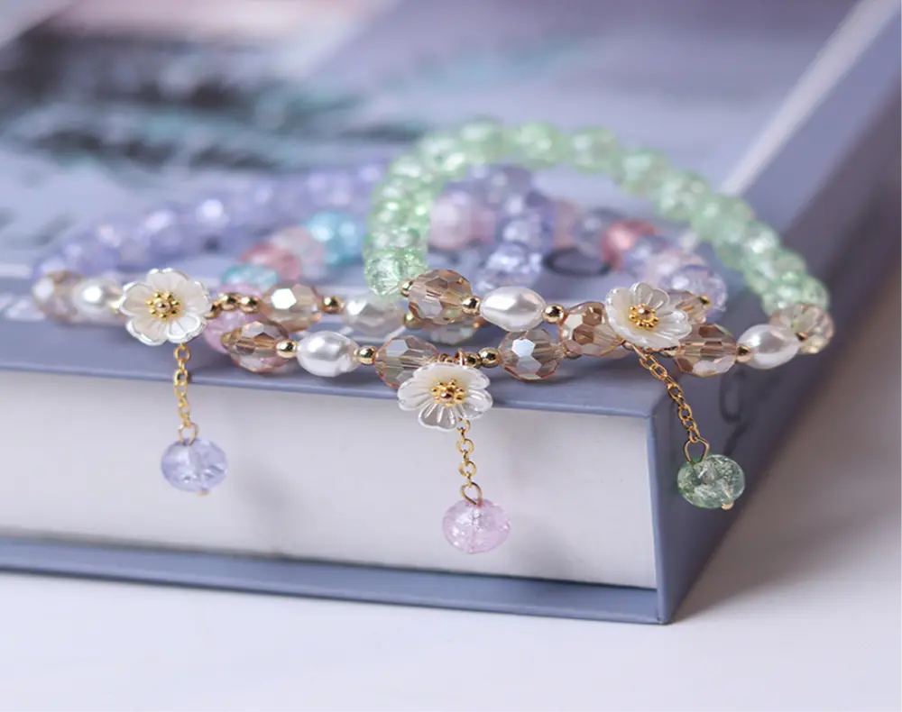 Korálkový náramek na gumičce - KYTIČKA - Bílá