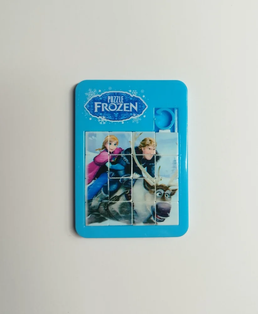Kapesní posuvné puzzle 4 x 4 - LEDOVÉ KRÁLOVSTVÍ - Anna a Kristoff - modré