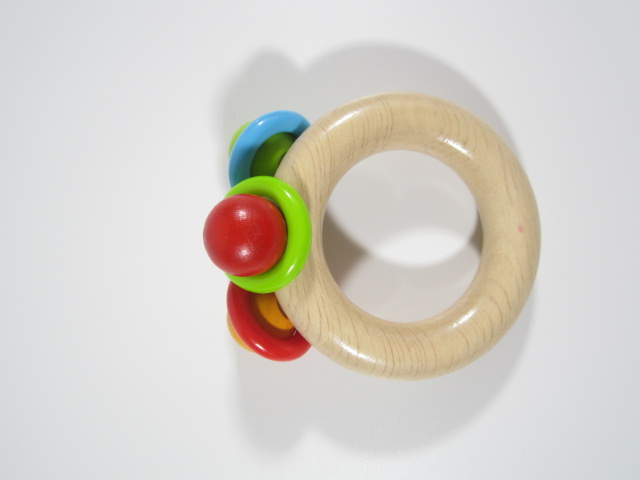 Dřevěné chrastítko - barevné kuličky