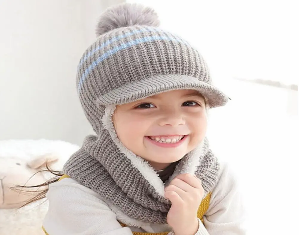 Pletená zimní kukla s kšiltem a bambulí - ŠEDÁ