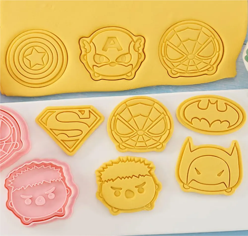 3D vykrajovátka na sušenky - MARVEL A DC KOMIKS - 8 ks 