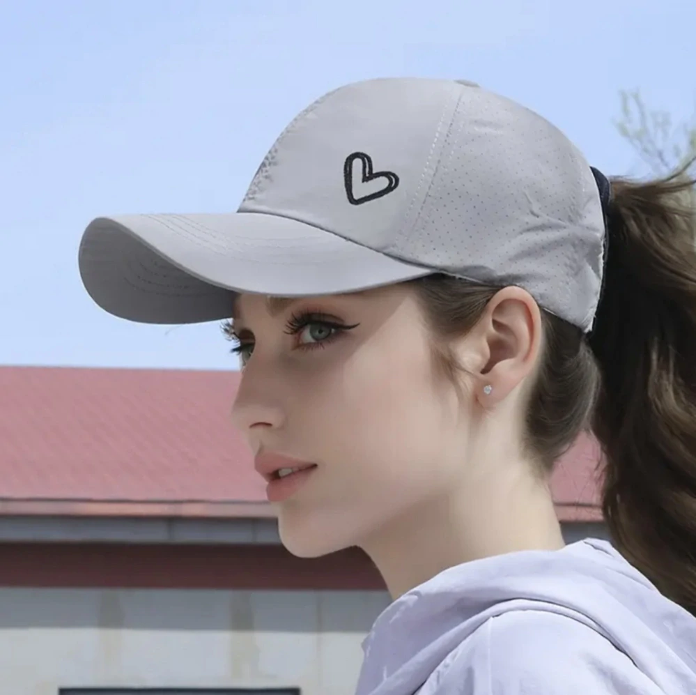 Letní kšiltovka s otvorem pro culík - ŠEDÁ