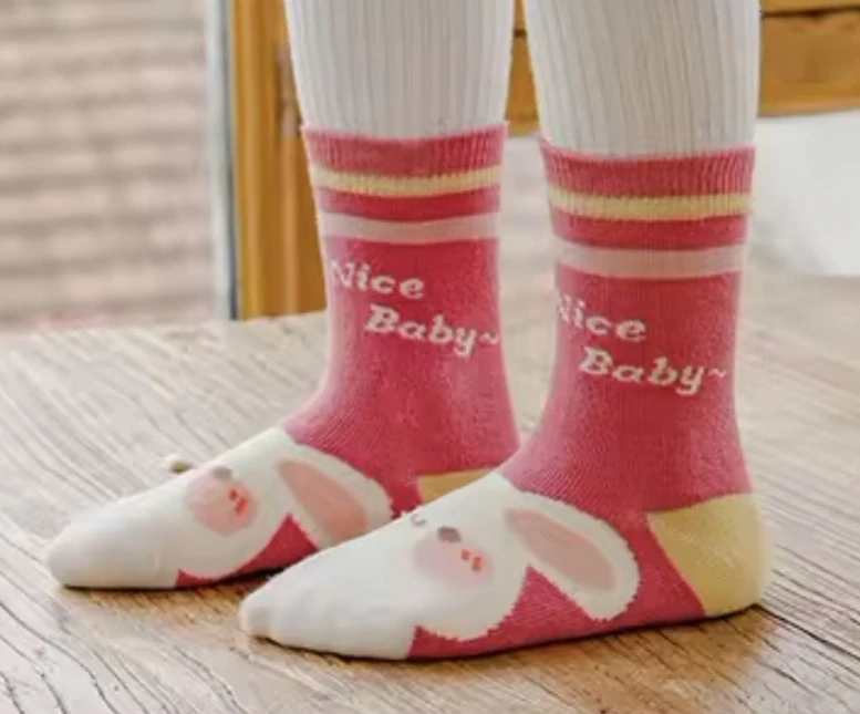 Protiskluzové ponožky - TMAVĚ RŮŽOVÉ KRÁLÍK - (3-5 let) L