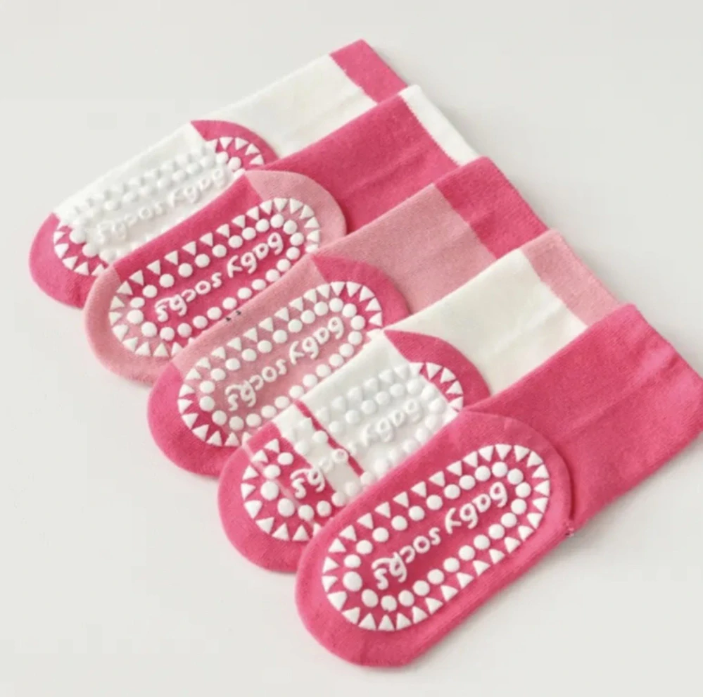 Protiskluzové ponožky SANRIO - HELLO KITTY - BÍLÉ - SRDÍČKA (3-8 let)