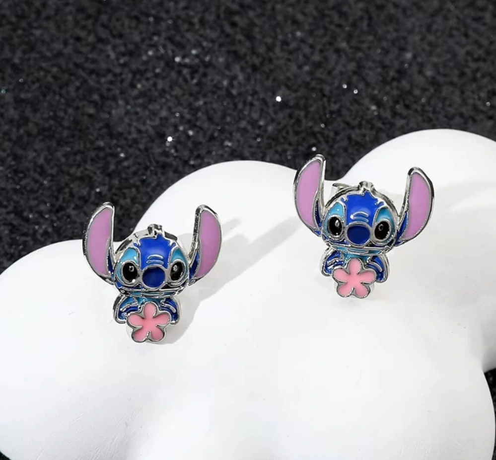 Dětské náušnice STITCH s kytičkou – Puzetky (1 pár)