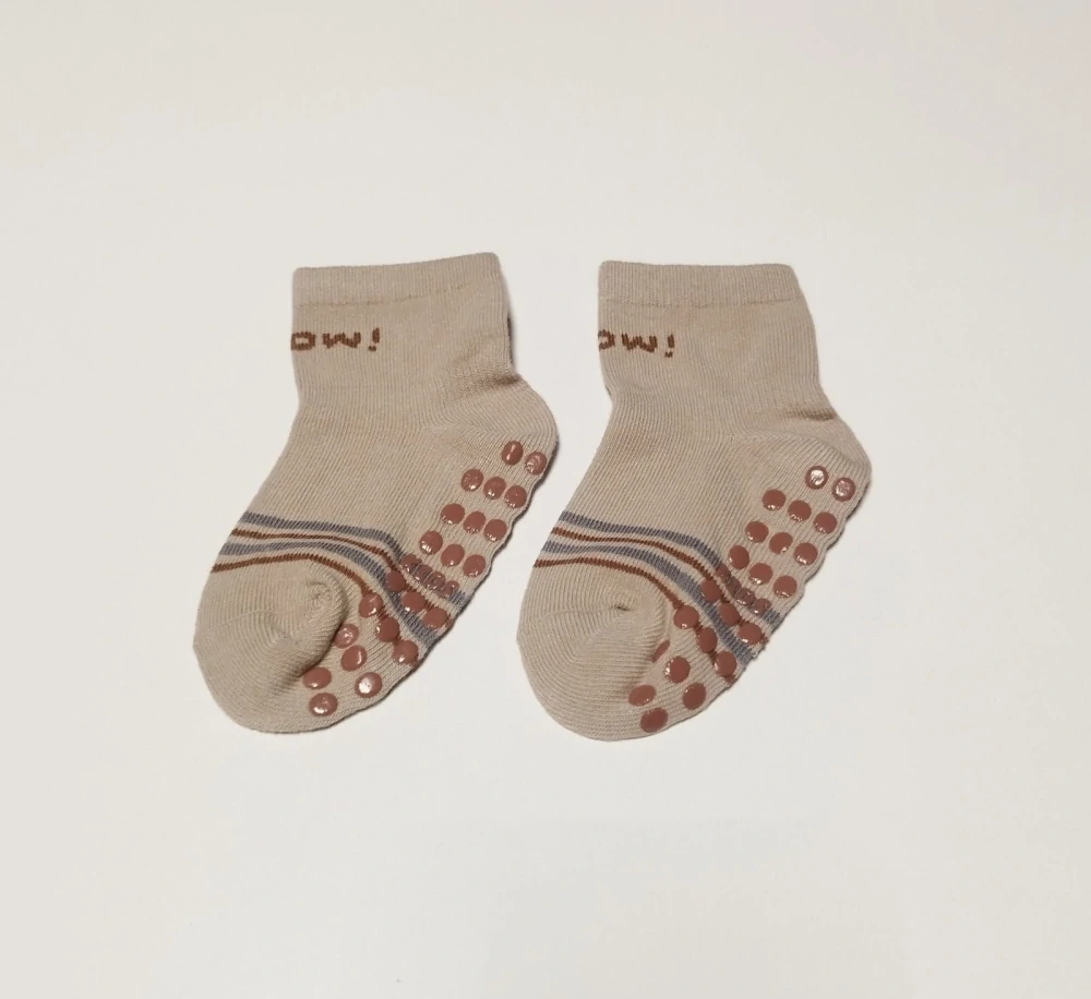 Protiskluzové ponožky - SVĚTLE HNĚDÉ - WOW - (12-36m) M