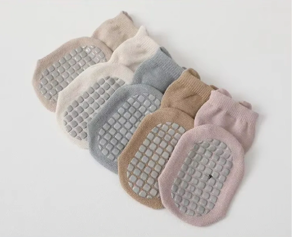 Protiskluzové ponožky - KHAKI - (12-24m) M