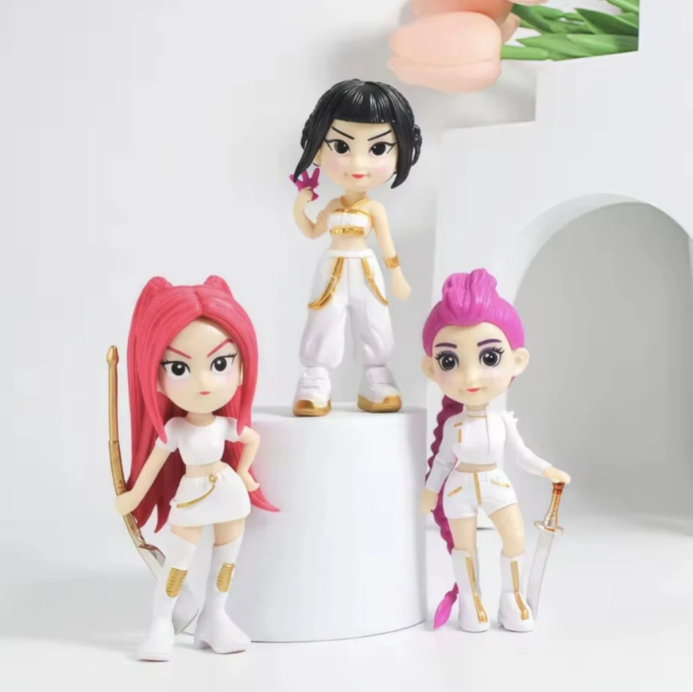 Sběratelská figurka - KPOP DEMON HUNTERS - KPop Lovkyně démonů - ZOEY - BÍLÁ