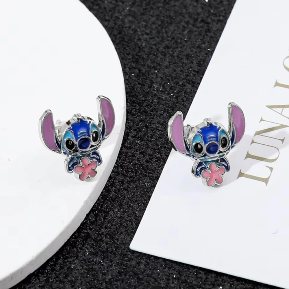 Dětské náušnice STITCH s kytičkou – Puzetky (1 pár)