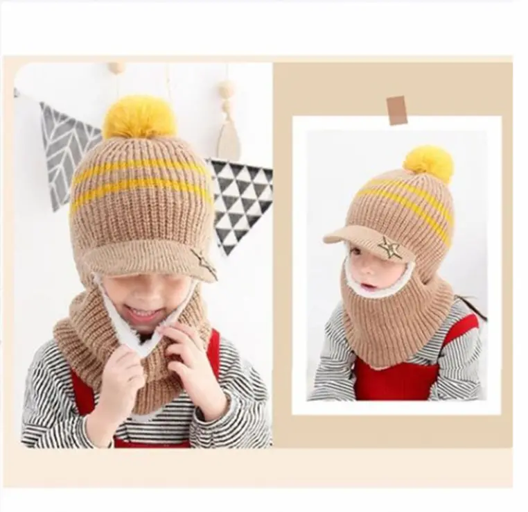 Pletená zimní kukla s kšiltem a bambulí - SVĚTLE HNĚDÁ