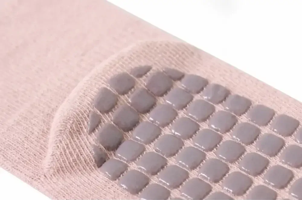 Protiskluzové ponožky - KRÁLÍK - RŮŽOVÉ - (0-12m) S