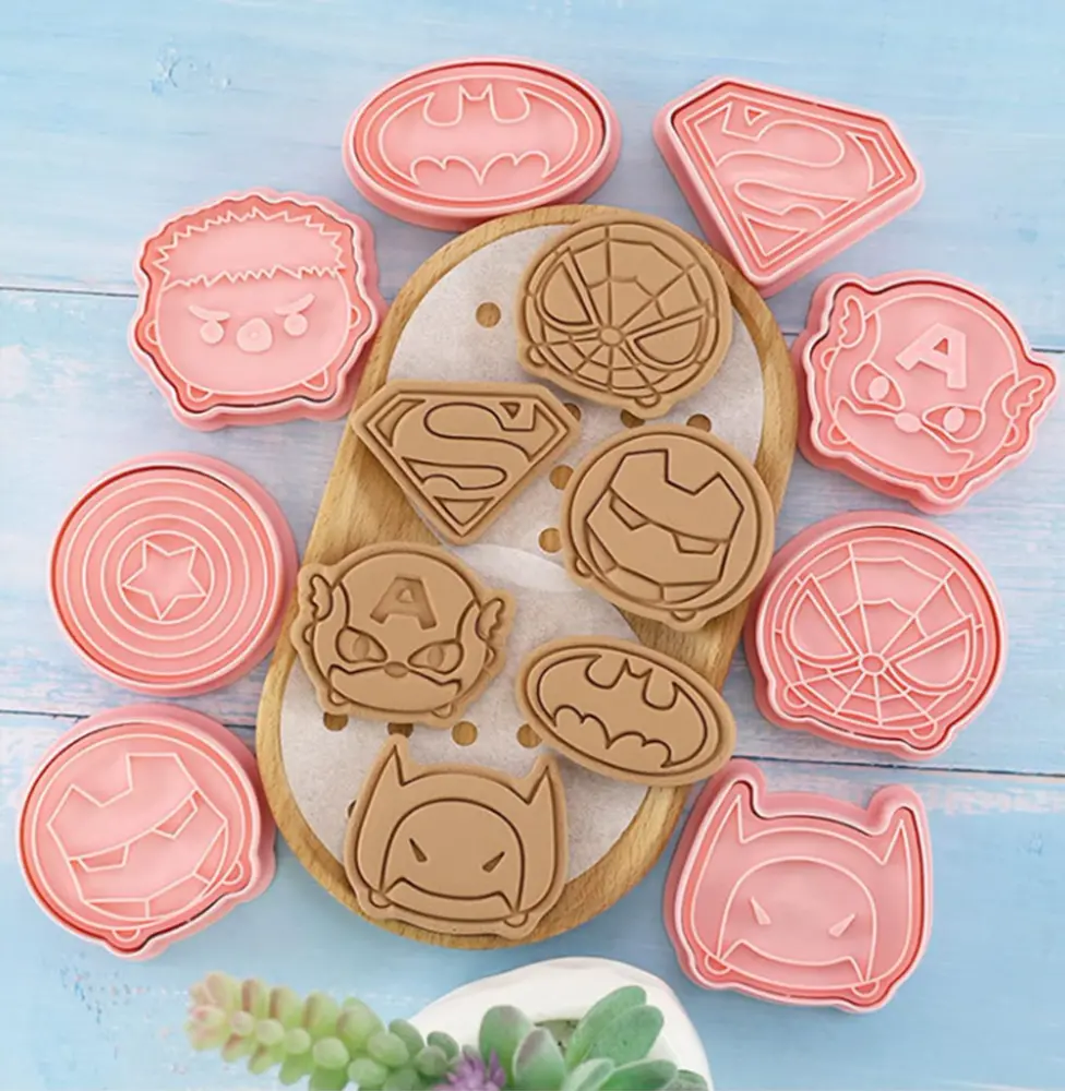 3D vykrajovátka na sušenky - MARVEL A DC KOMIKS - 8 ks 