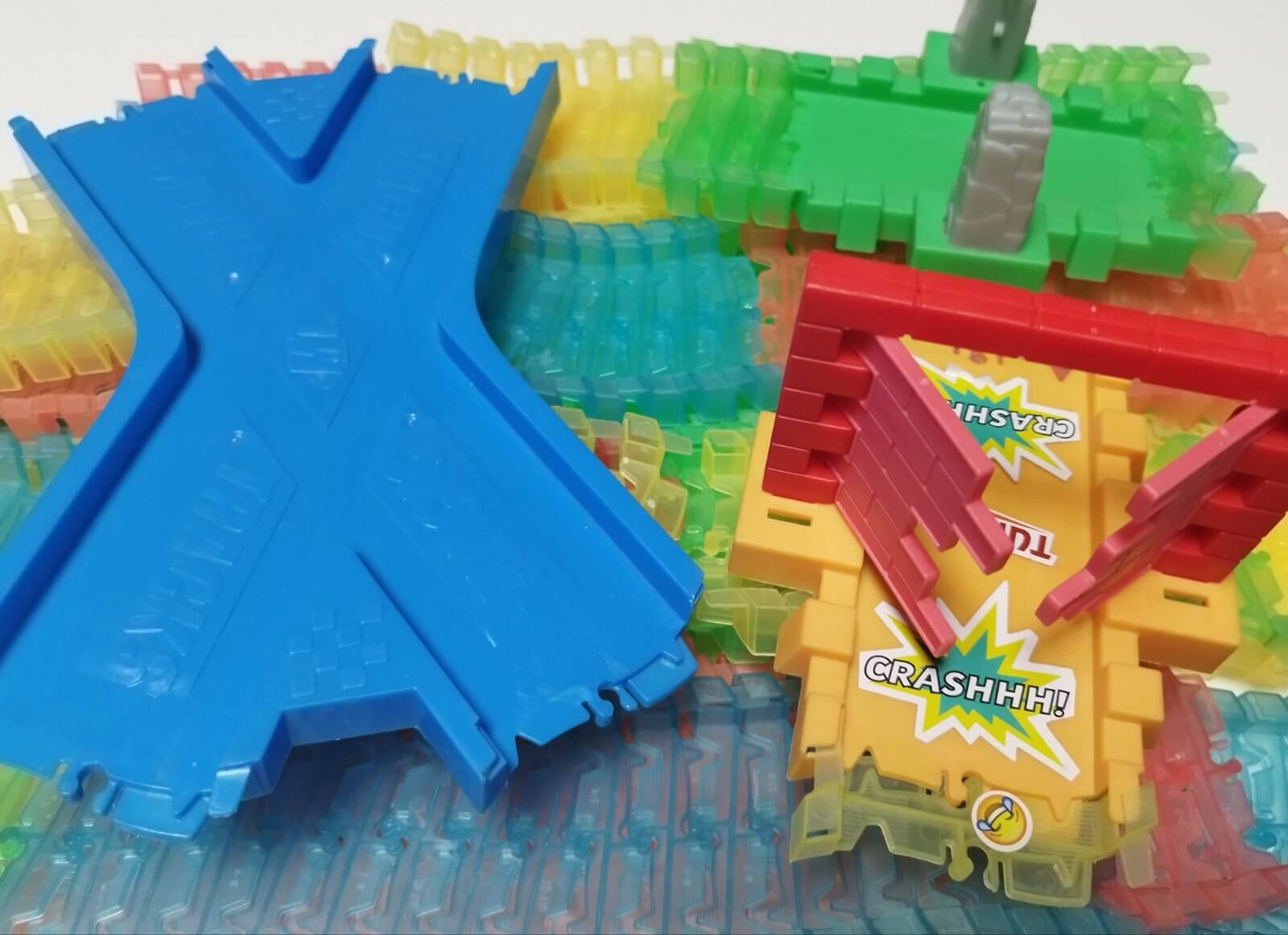 Flexibilní autodráha Magic Tracks Crash s autíčkem