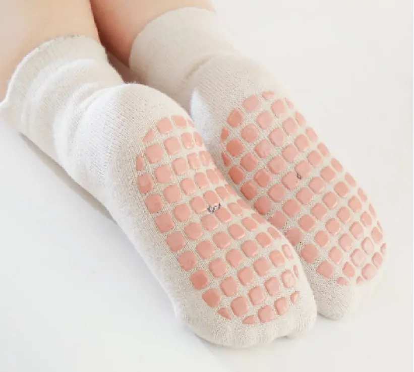 Protiskluzové ponožky - SVĚTLE HNĚDÉ - (3-5let) L