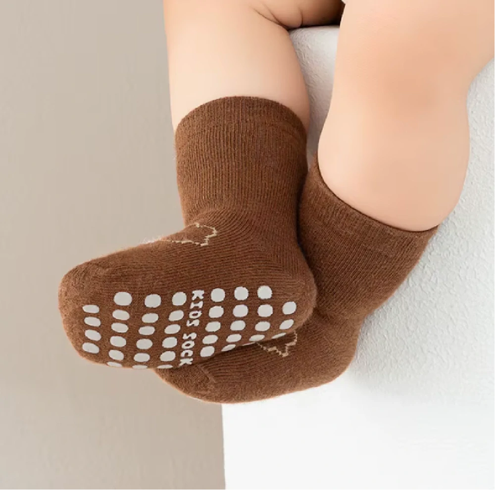 Protiskluzové ponožky - TMAVĚ HNĚDÉ - BEAR - (12-36m) M