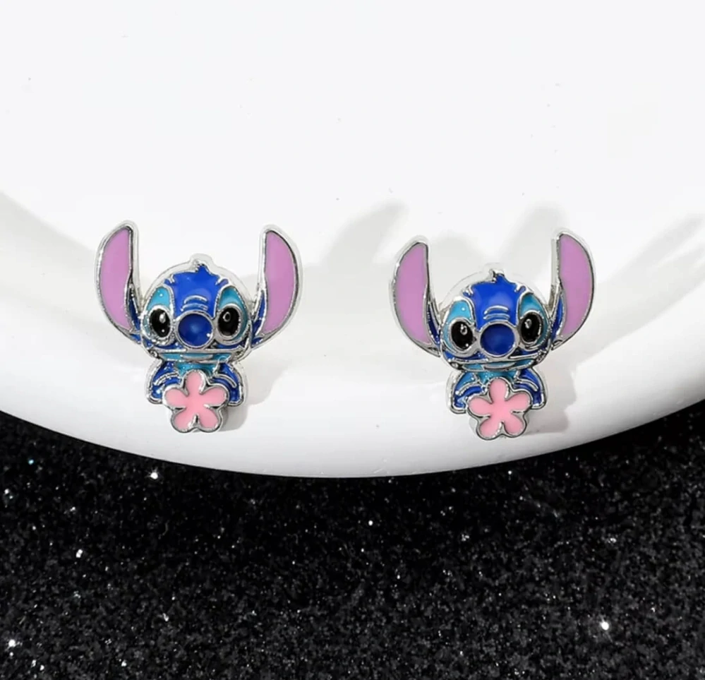 Dětské náušnice STITCH s kytičkou – Puzetky (1 pár)