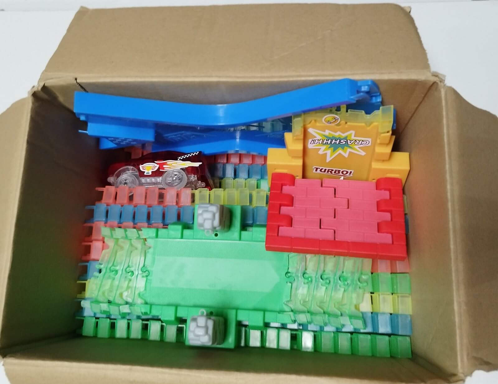 Flexibilní autodráha Magic Tracks Crash s autíčkem