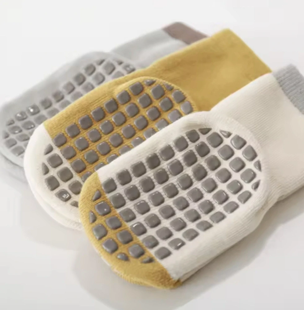 Teplé bavlněné protiskluzové ponožky - PROUŽKY - (3-5 let) L