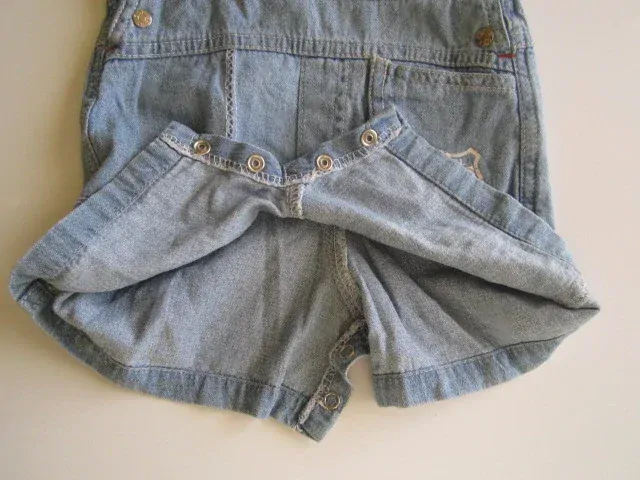 Kraťáskové džínové lacláčky