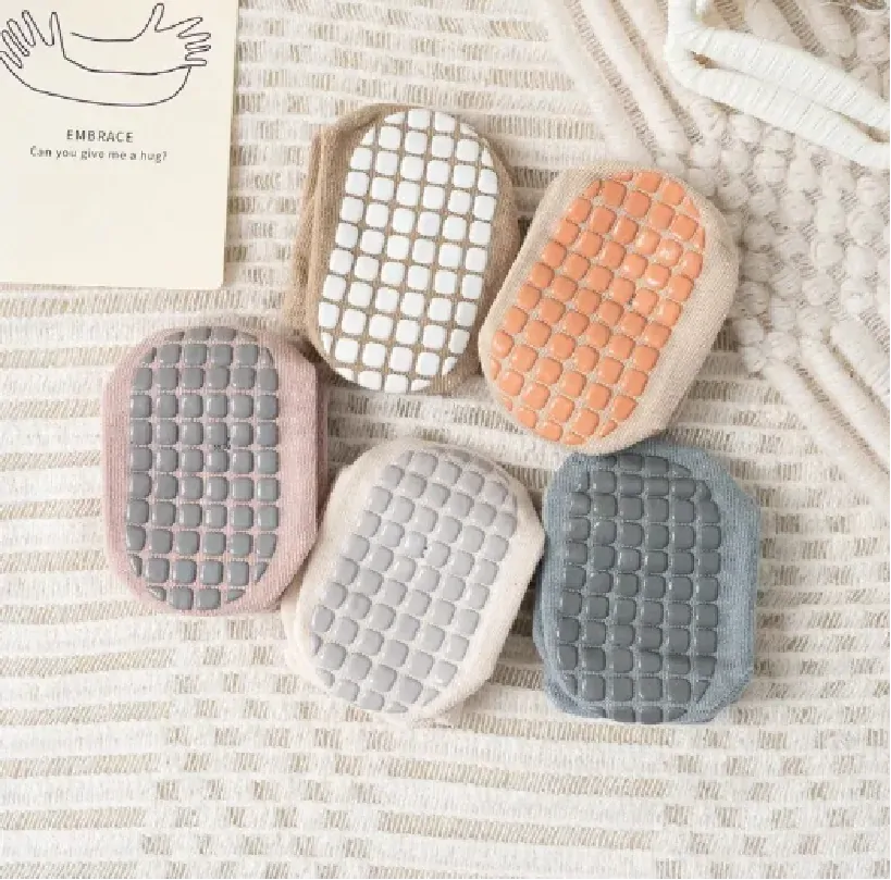 Protiskluzové ponožky - HNĚDÉ - (3-5 let) L