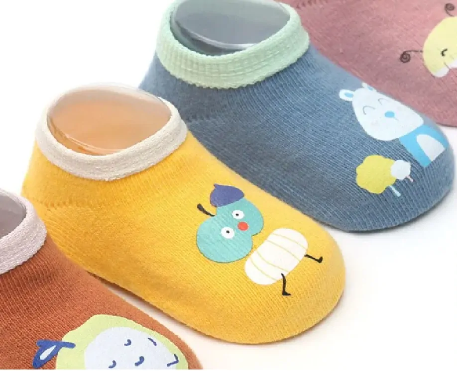 Protiskluzové ponožky - KRÉMOVÉ - AUTÍČKO - (12-36m) M