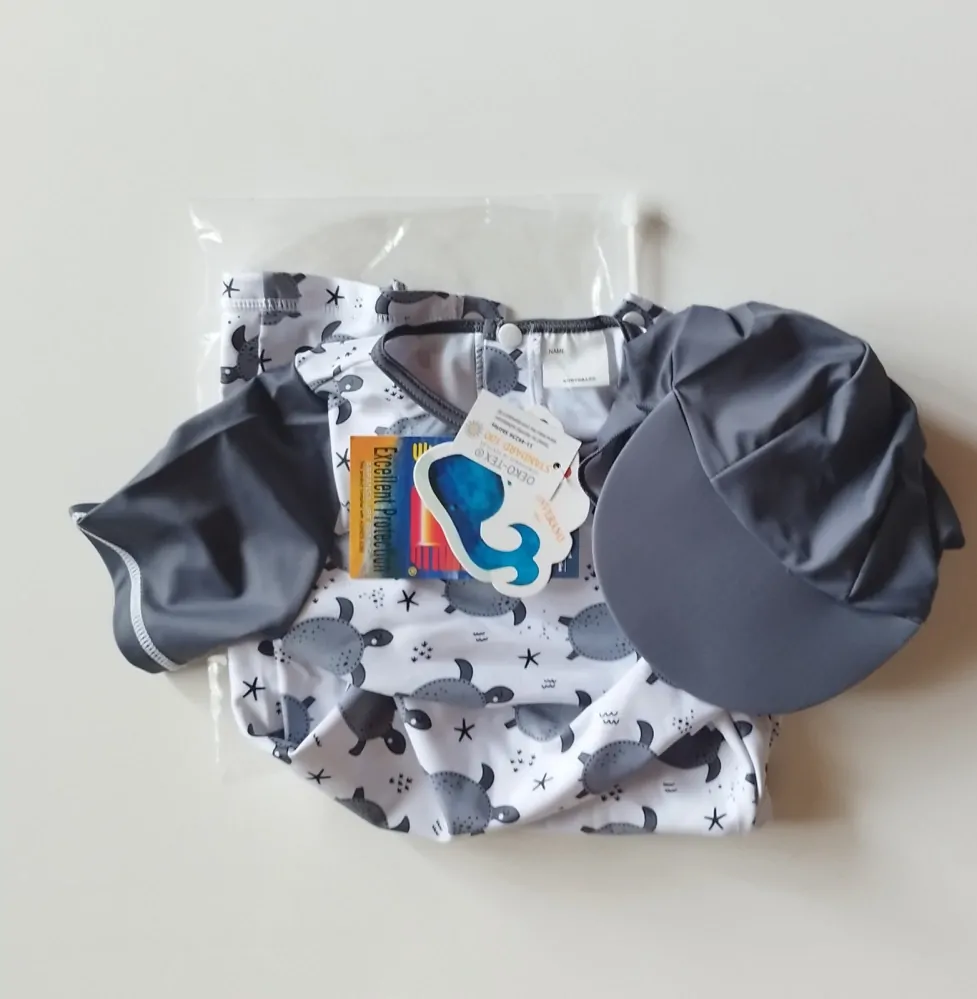 Jednodílné plavky/overal s krátkými rukávy a čepicí (18-24 m) - ŽELVY