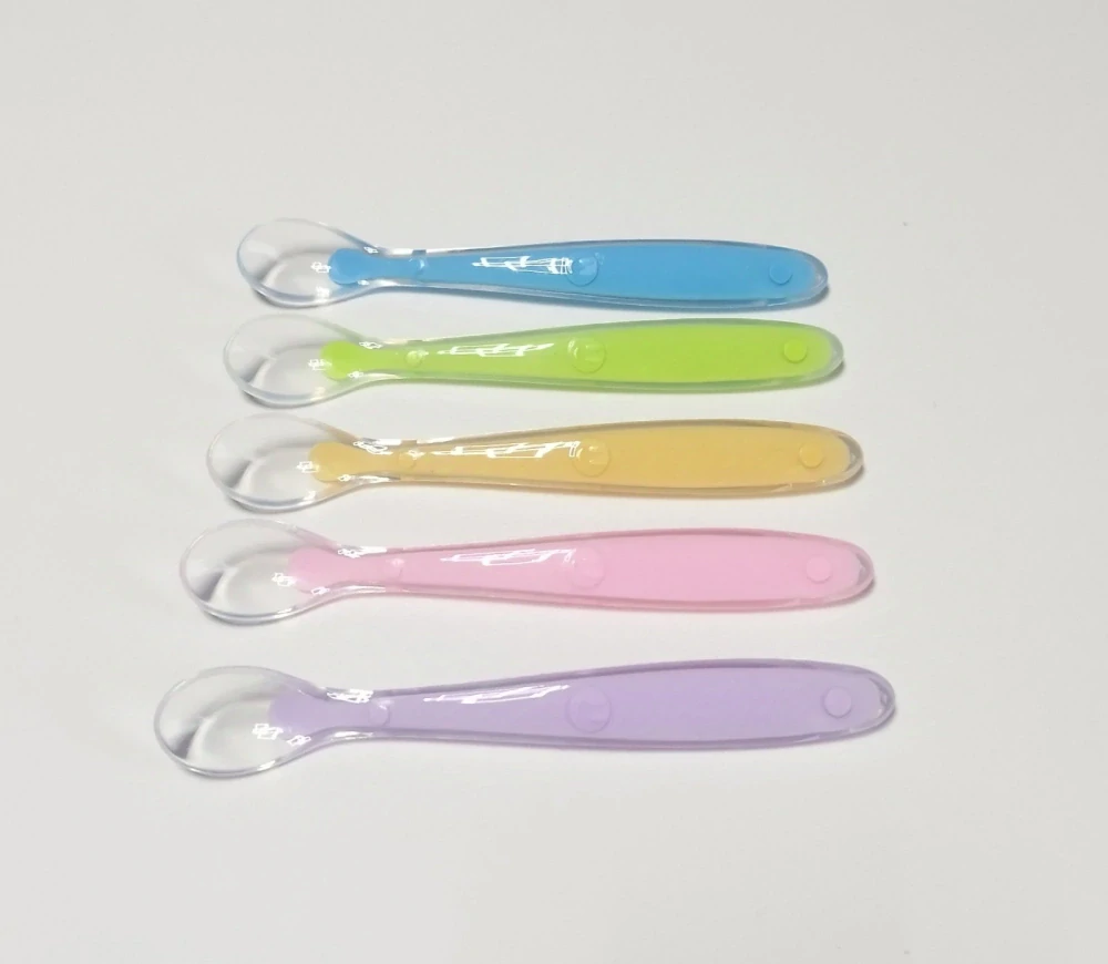 Měkká silikonová učící lžička - FIALOVÁ