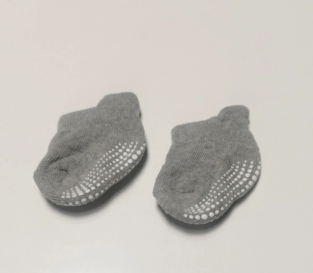 Protiskluzové ponožky - SVĚTLE ŠEDÁ (0-3 m) 