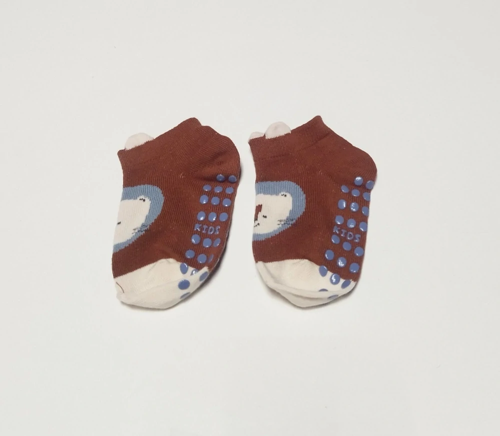 Protiskluzové ponožky - TMAVĚ HNĚDÉ - LVÍČEK - (12-36 m) M