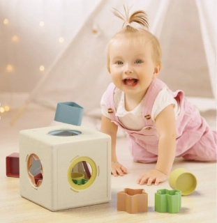 Velká vkládací kostka KUBO SHAPE PLAY BIO - TVARY